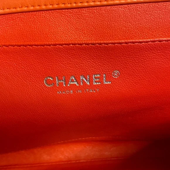 CHANEL Classic Chain Flap Quilted Patent Leather Exc cond - Picture 4 of 14